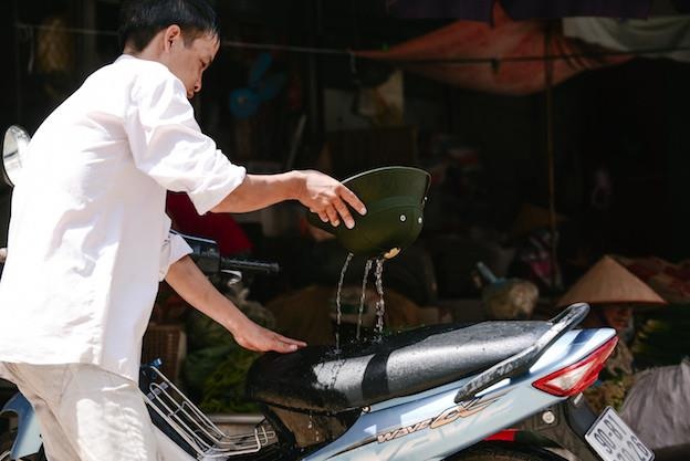 Ngoi yen xe nong khi thoi tiet 40 do C nguy hai cho ‘cau nho’ ra sao? hinh anh