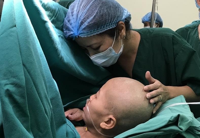 20 bac si mo bat thai 31 tuan tu nguoi me ung thu vu giai doan cuoi hinh anh