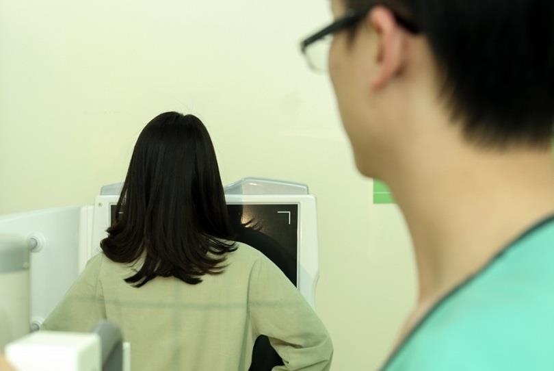 Bac si duoc yeu cau benh nhan coi quan ao? hinh anh