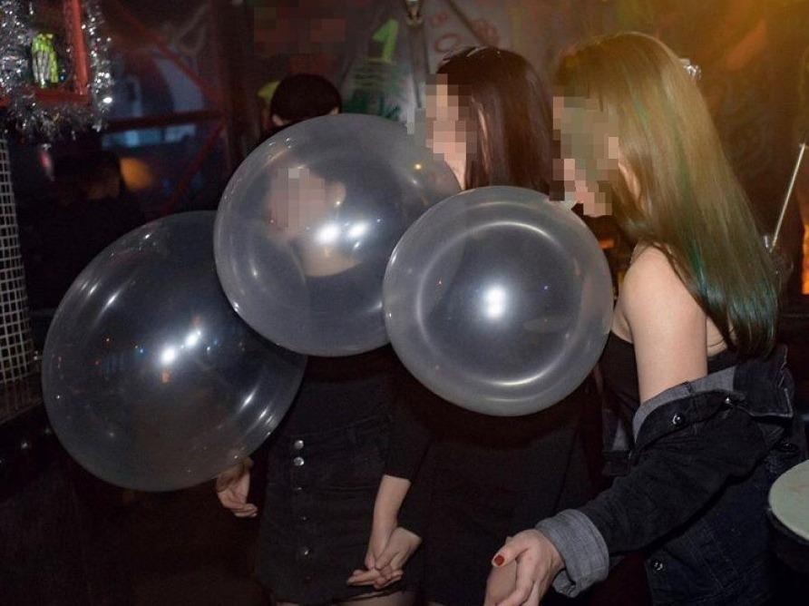 Cam dung bong cuoi de giai tri hinh anh