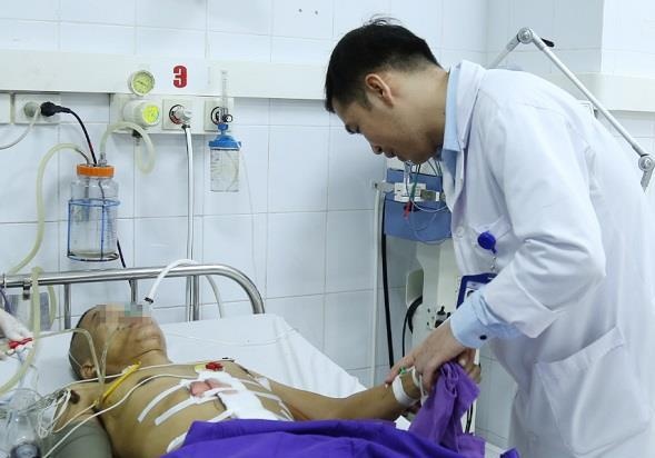 Treo cay bi nga, nguoi dan ong bi coc go dam xuyen bung hinh anh