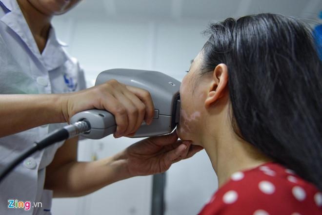 nguoi mac bach bien anh 1