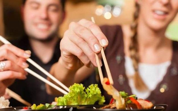 An uong chung co the lay virus gay ung thu vom hong hinh anh