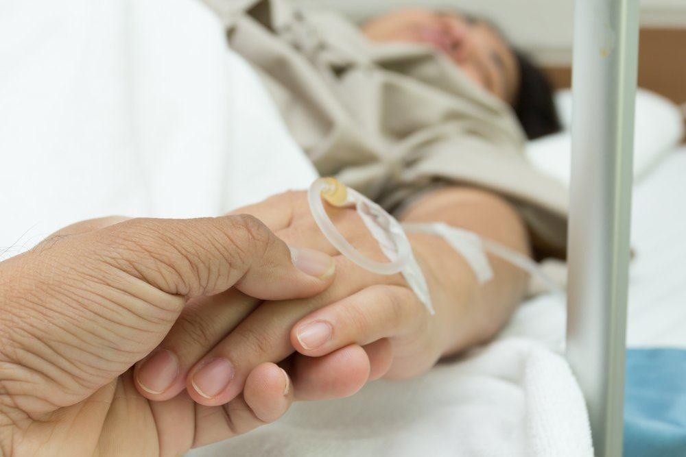 Me chet, con nguy kich sau sinh mo, nguoi nha to bac si tac trach hinh anh