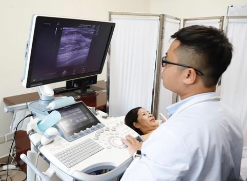 Nhieu benh nhan ung thu ra nuoc ngoai duoc khuyen ve Viet Nam dieu tri hinh anh