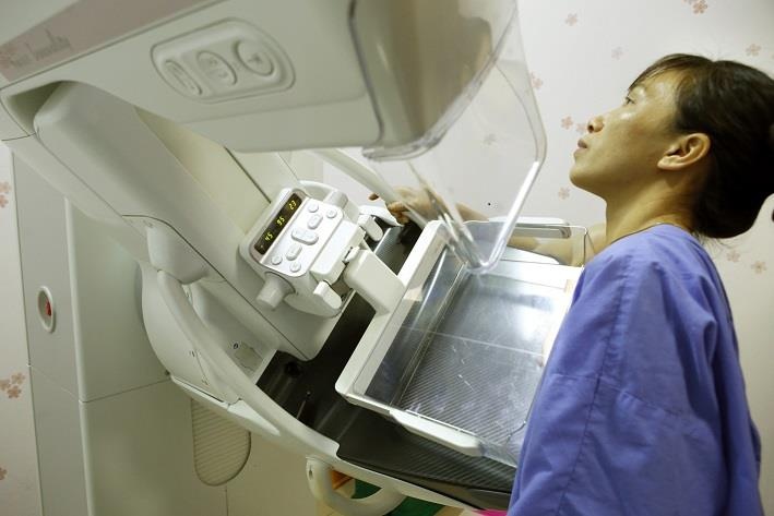 Cô gái chưa chồng sốc vì phát hiện mắc ung thư vú  ảnh 2 Co gai chua chong soc vi phat hien mac ung thu vu anh 2
