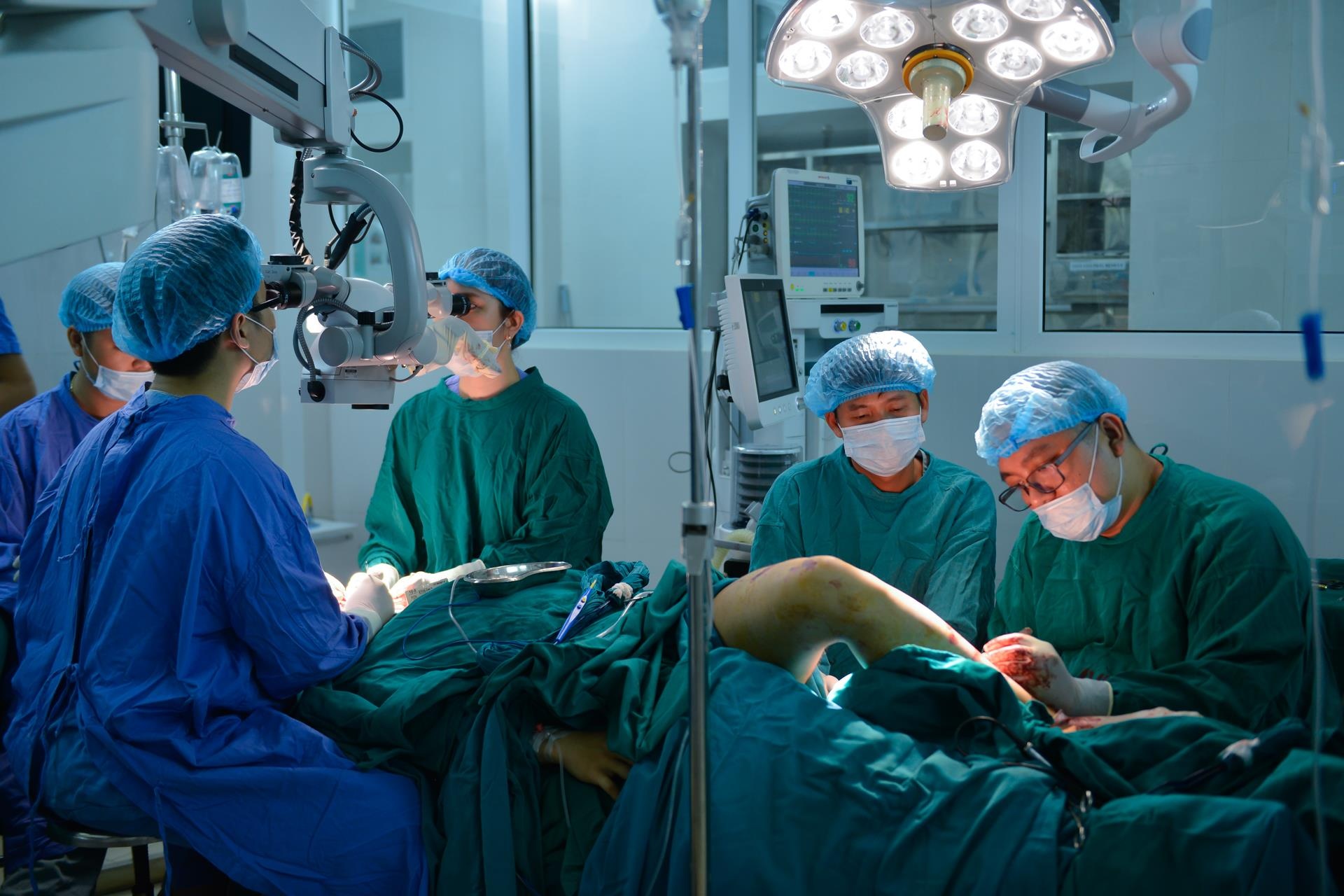 bac si loi xuong chan lam ham rang anh 11