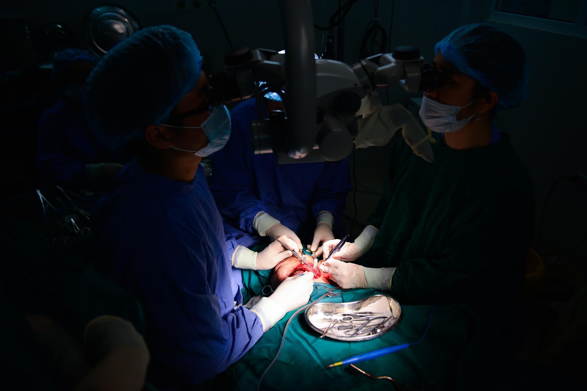 bac si loi xuong chan lam ham rang anh 12