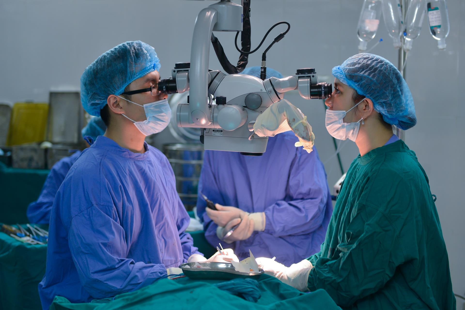 Thanh Hoa chi tien ty ho tro bac si anh 1