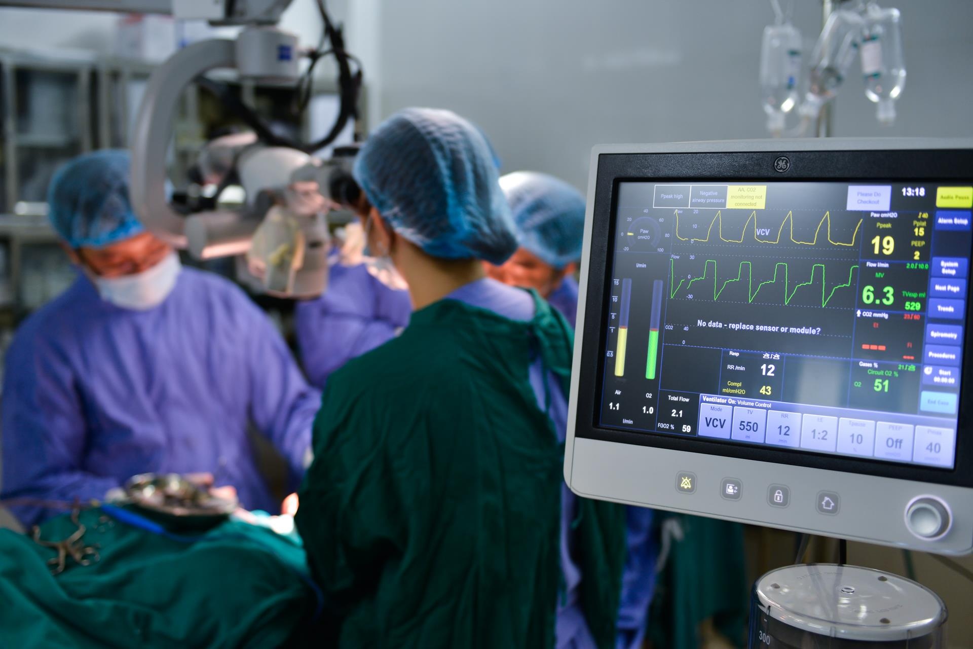 bac si loi xuong chan lam ham rang anh 14