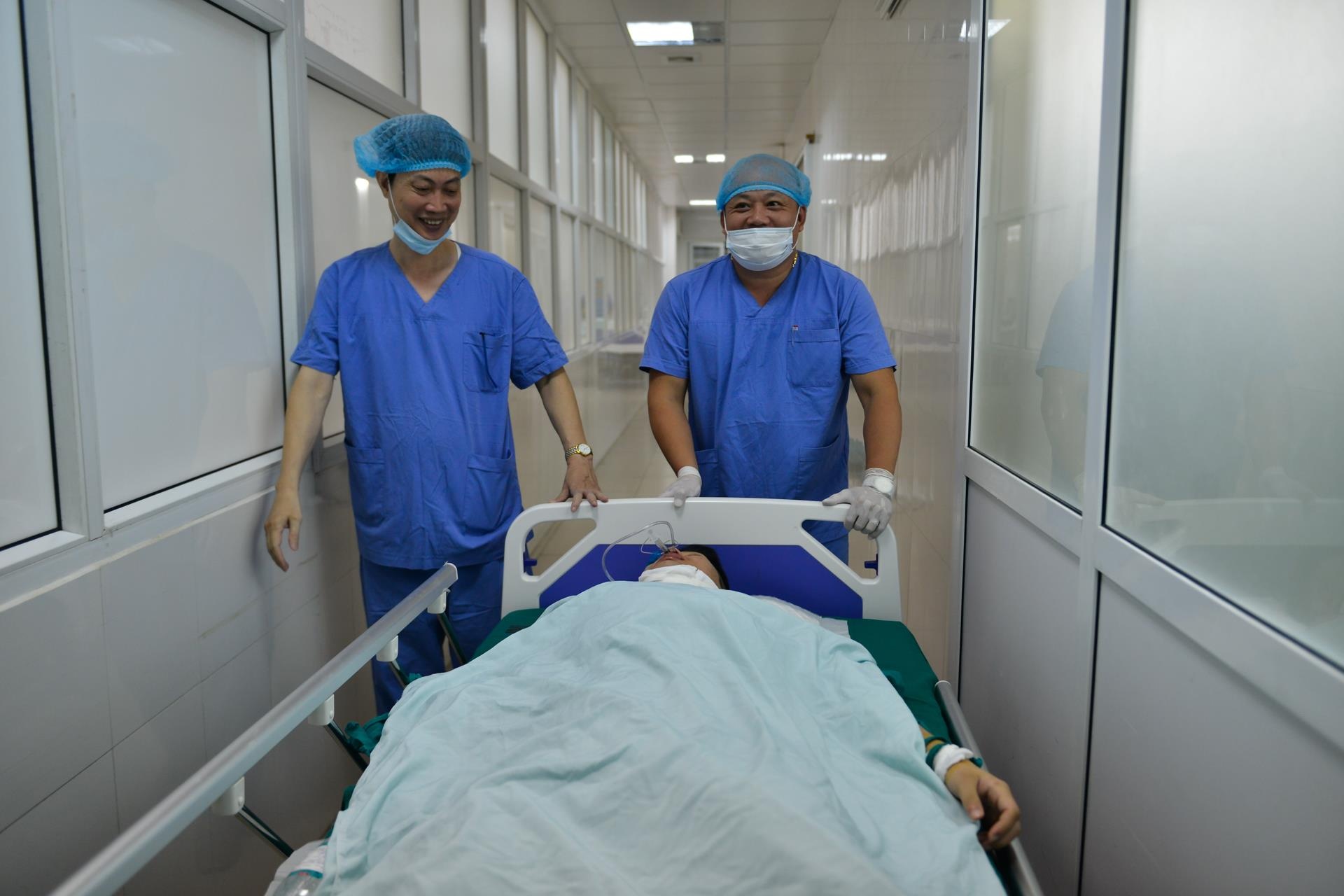 bac si loi xuong chan lam ham rang anh 15