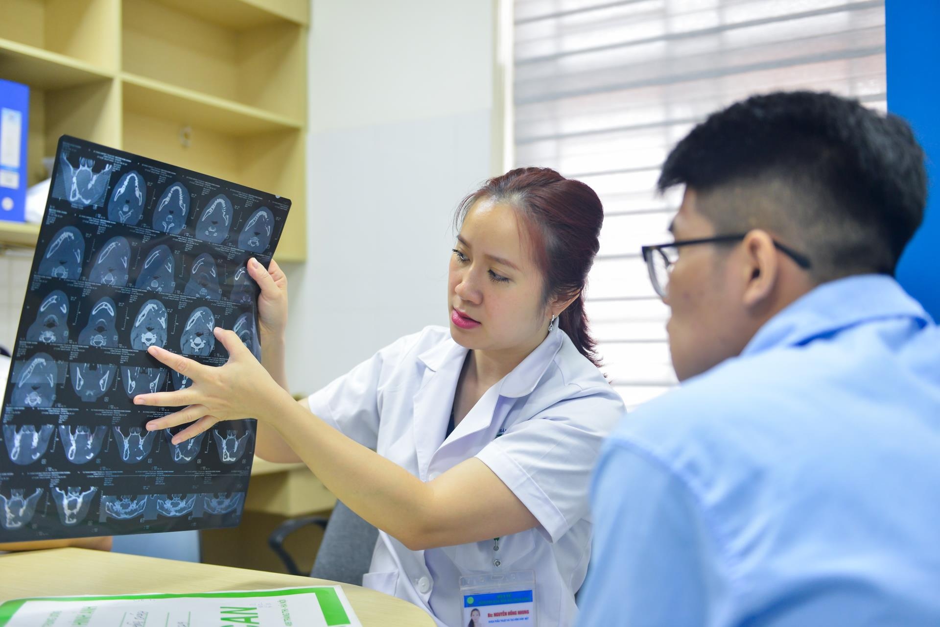 bac si loi xuong chan lam ham rang anh 1