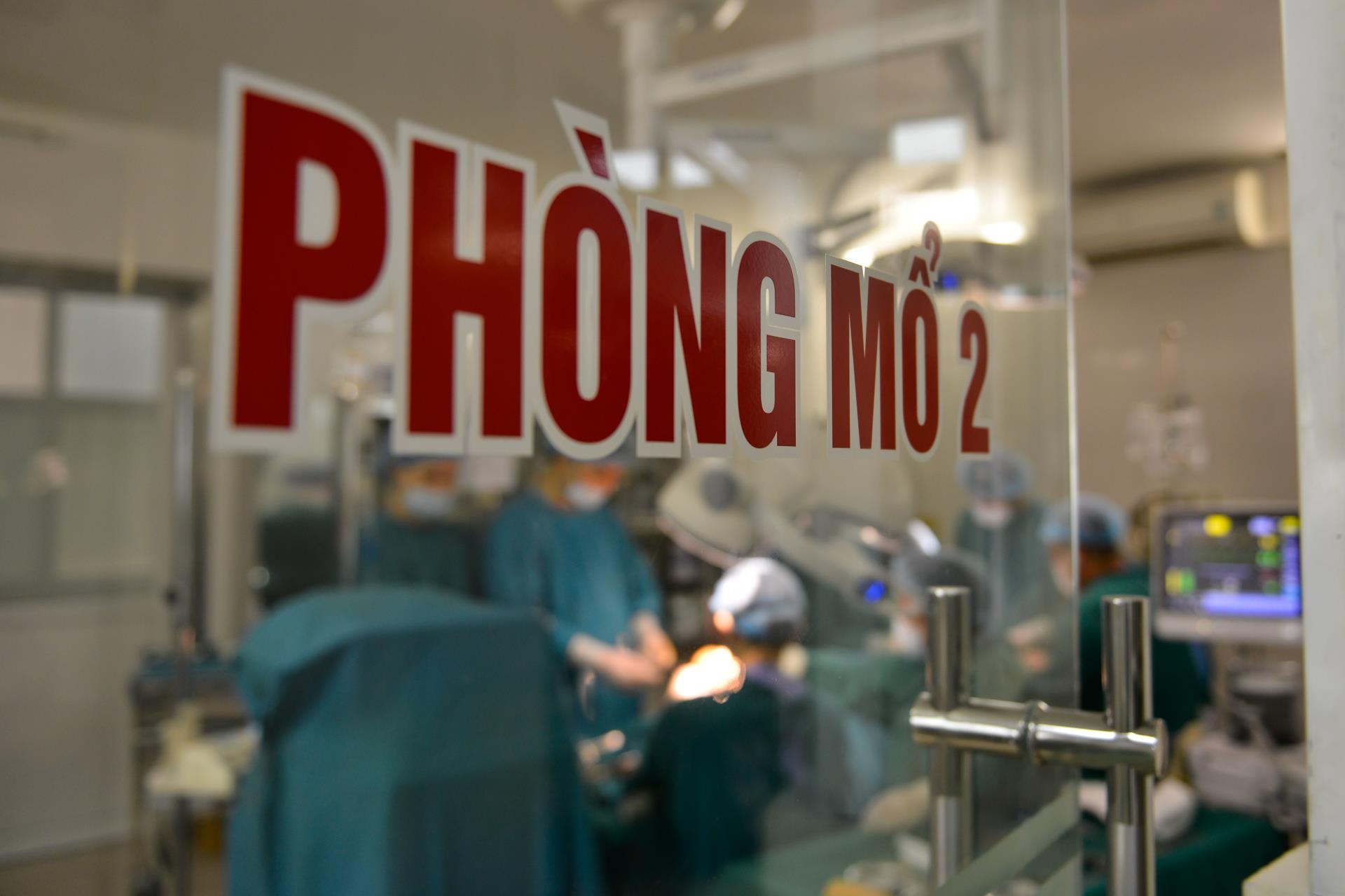 bac si loi xuong chan lam ham rang anh 2