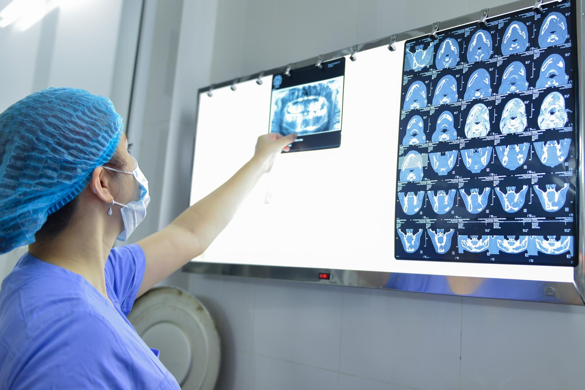 bac si loi xuong chan lam ham rang anh 4