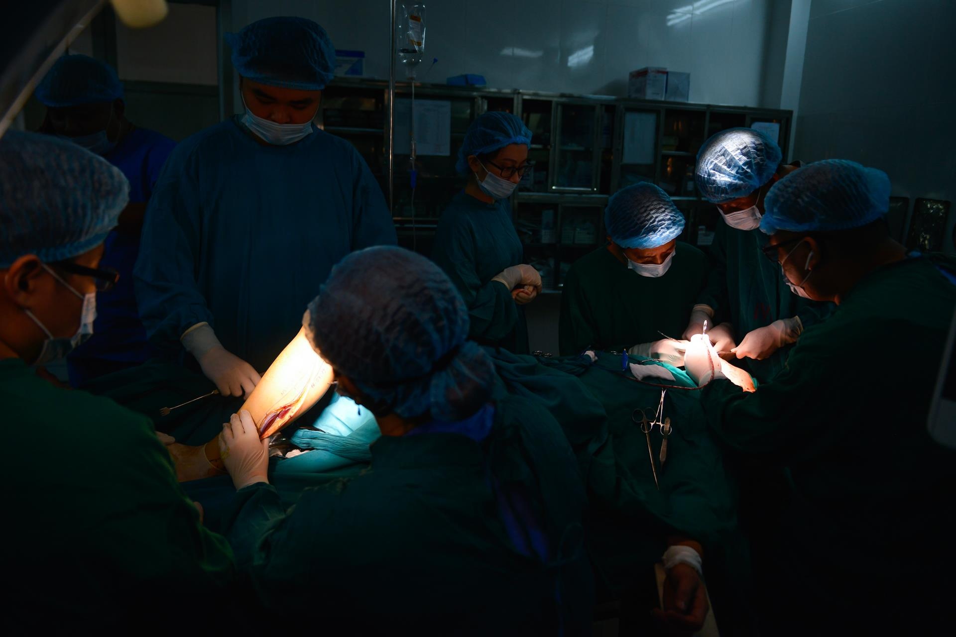 bac si loi xuong chan lam ham rang anh 6