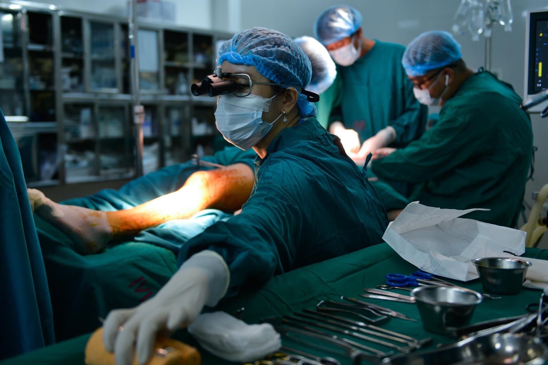 bac si loi xuong chan lam ham rang anh 5