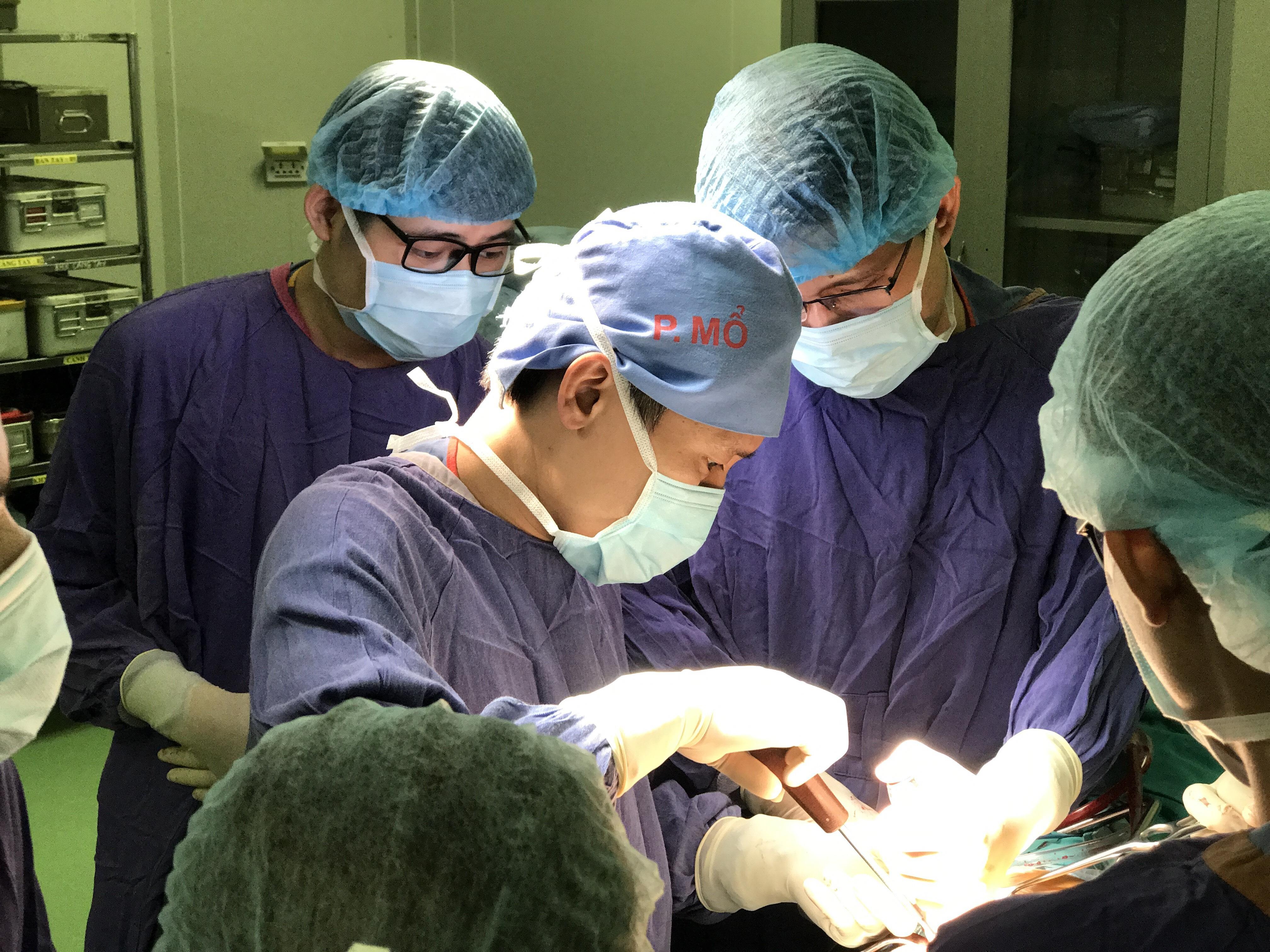 Mo 5 vi tri cuu benh nhan bi oto tong 'gay nua nguoi' hinh anh