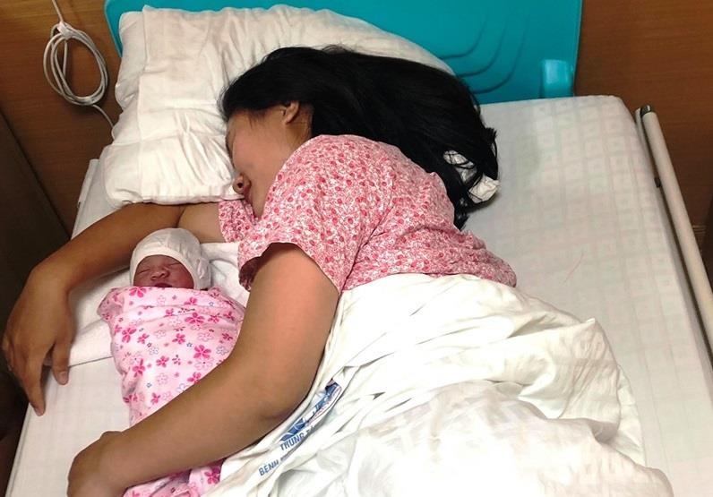 San phu de roi con gai nang 3,2 kg tren taxi hinh anh