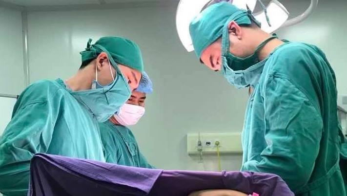 Phau thuat lay 2 khoi u di dong trong tim benh nhan 32 tuoi hinh anh