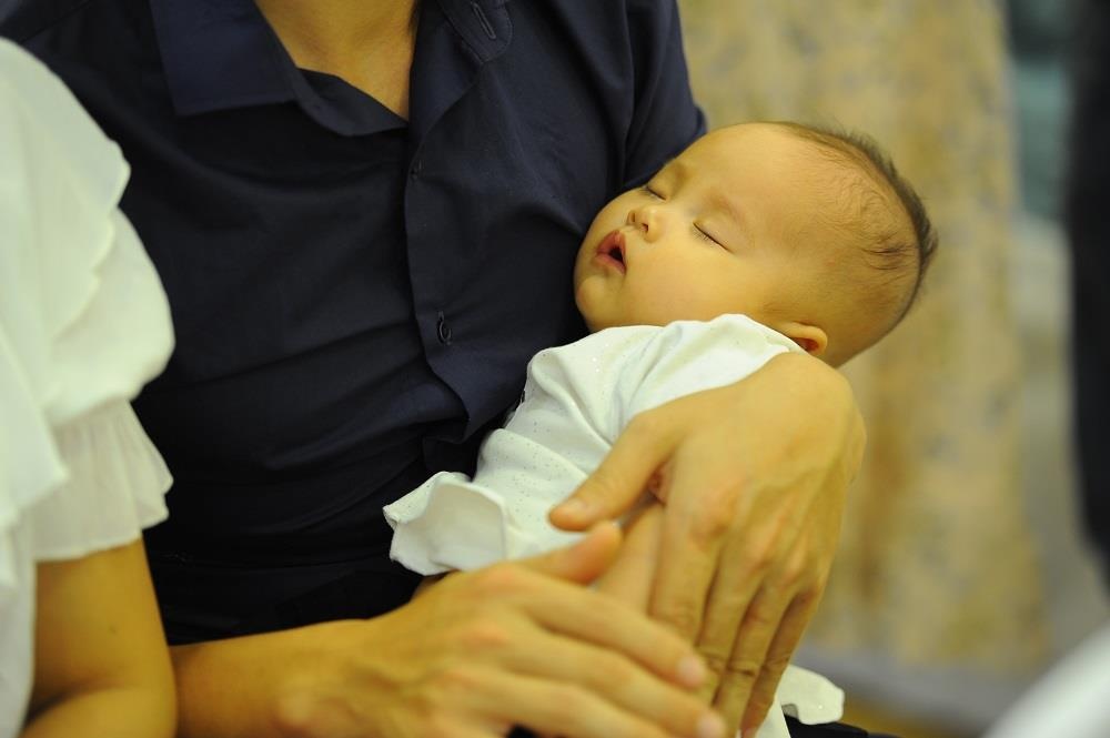 Bac si bat tung con tinh trung giup dan ong hiem muon duoc lam cha hinh anh