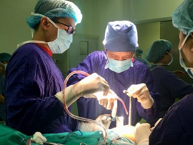 Bac si Viet xu ly thanh cong ca mo kho, hiem gap tren the gioi hinh anh