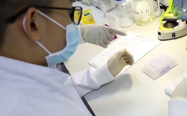 Chuyen gia giam dinh ADN: 'Nhieu nguoi mang tien ty mua chuoc toi' hinh anh