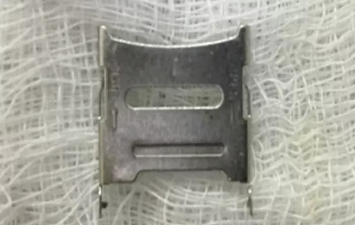 Cha me khong de y, be 2 tuoi nuot nguyen chiec khay sim dien thoai hinh anh