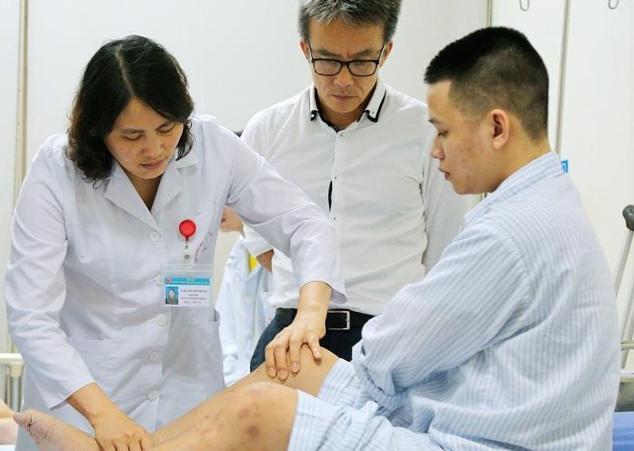 Nu bac si chia se ky vong giup do benh nhan hemophilia hinh anh