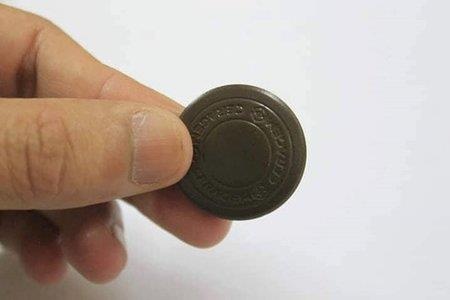 Be trai nuot dong xu vao bung hinh anh