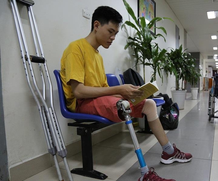 Bi cat chan, chang trai mac benh mau kho dong khong dau hang so phan hinh anh