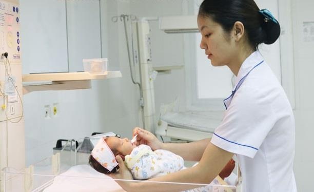 Cuu song tre so sinh ngung tim hinh anh