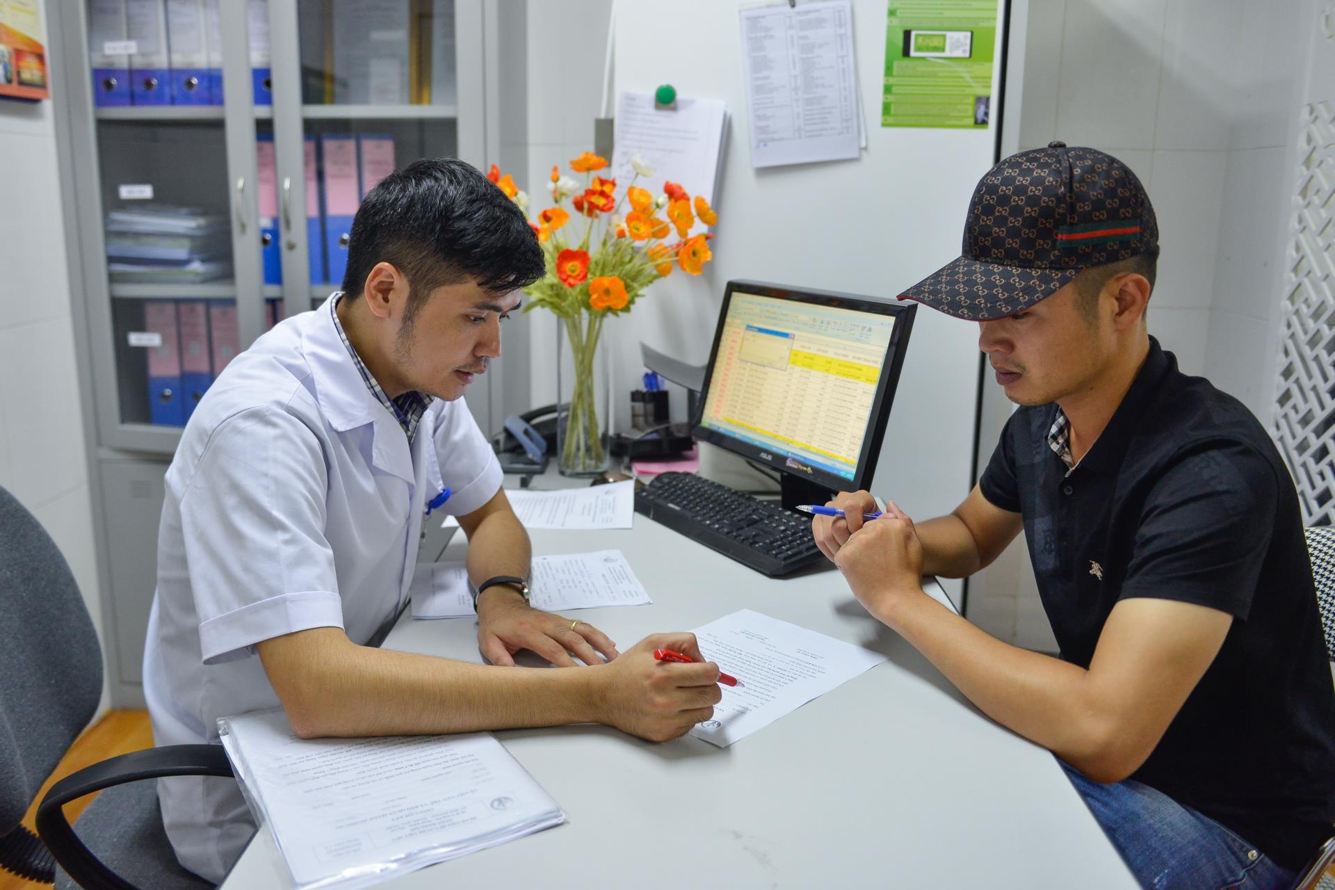 Ben trong ngan hang mo anh 1