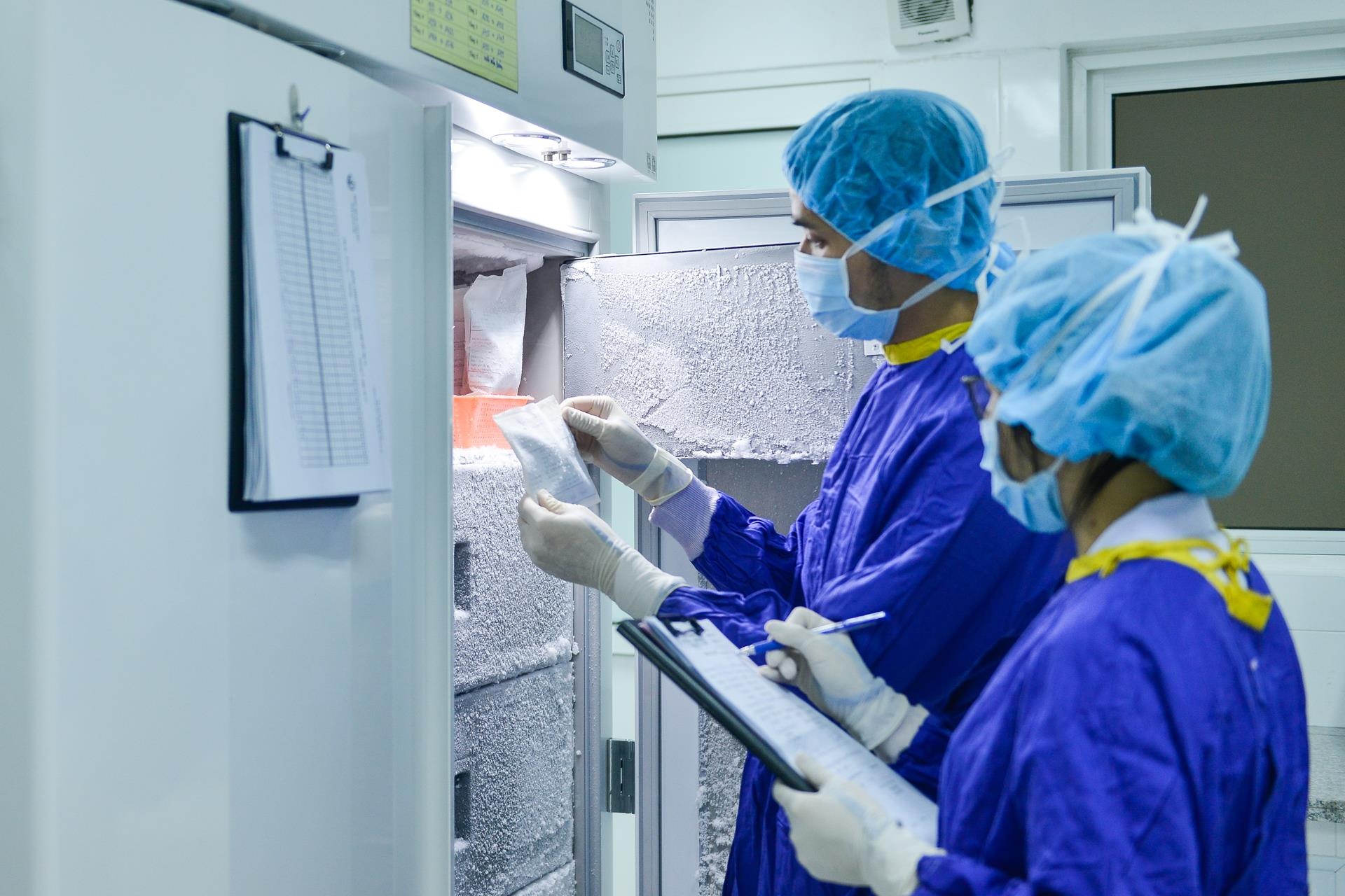 Ben trong ngan hang mo anh 9