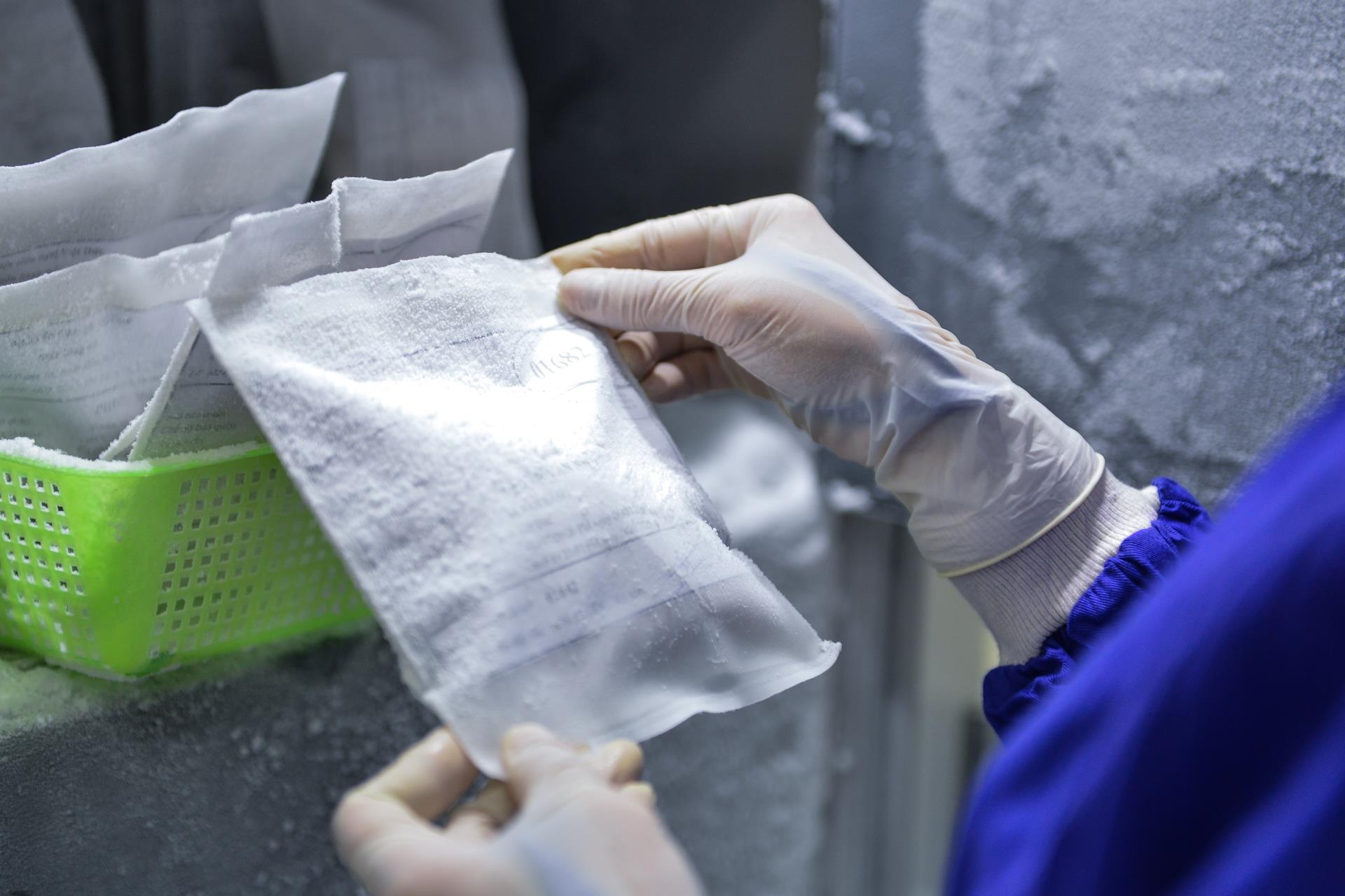 Ben trong ngan hang mo anh 10