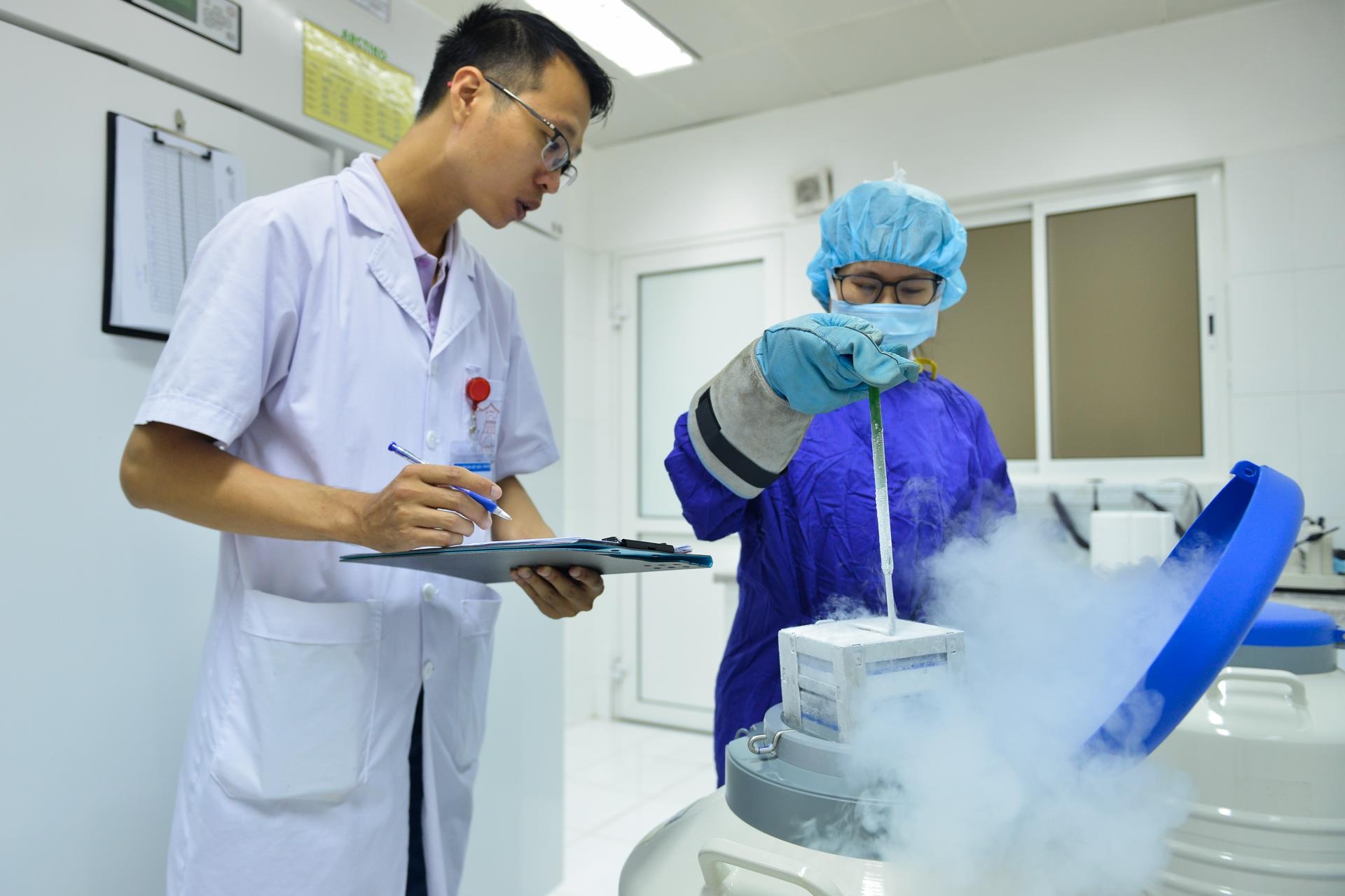 Ben trong ngan hang mo anh 11