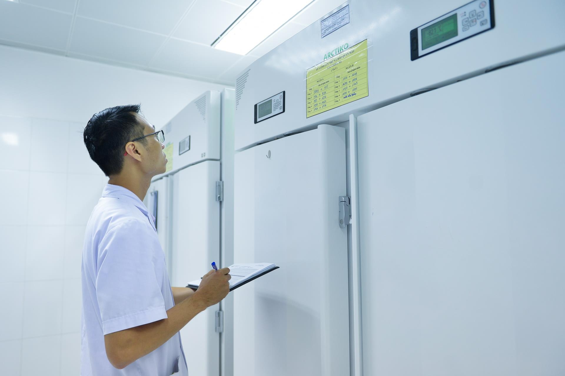 Ben trong ngan hang mo anh 2