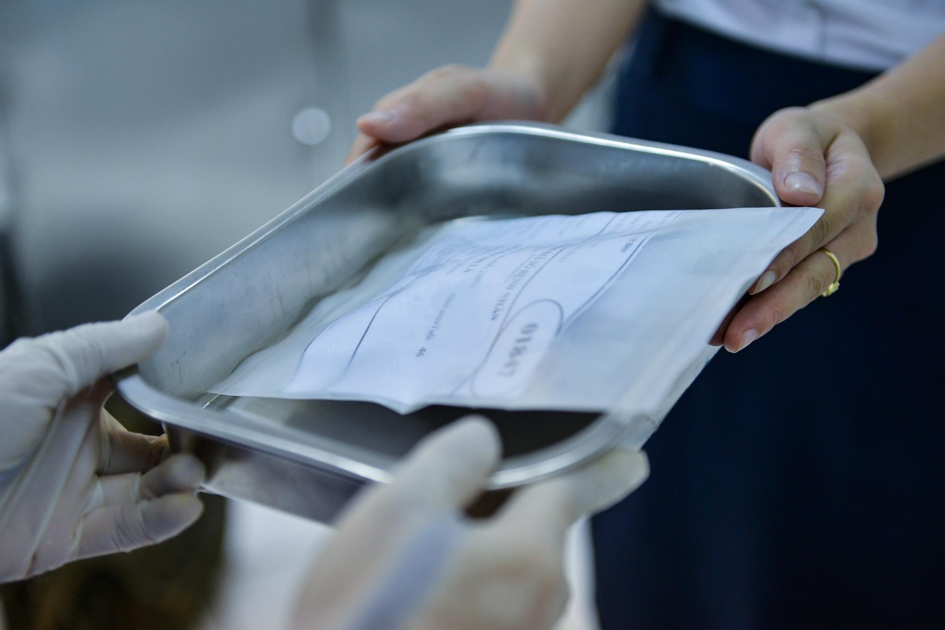 Ben trong ngan hang mo anh 13