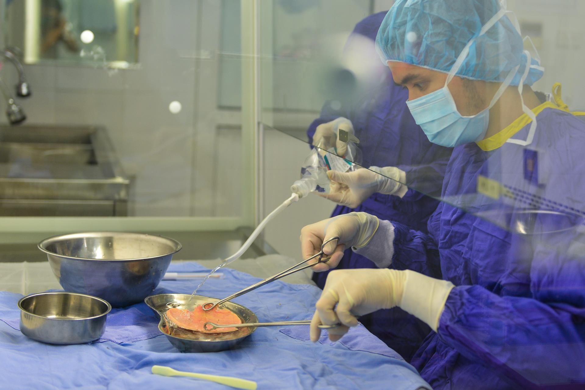 Ben trong ngan hang mo anh 3