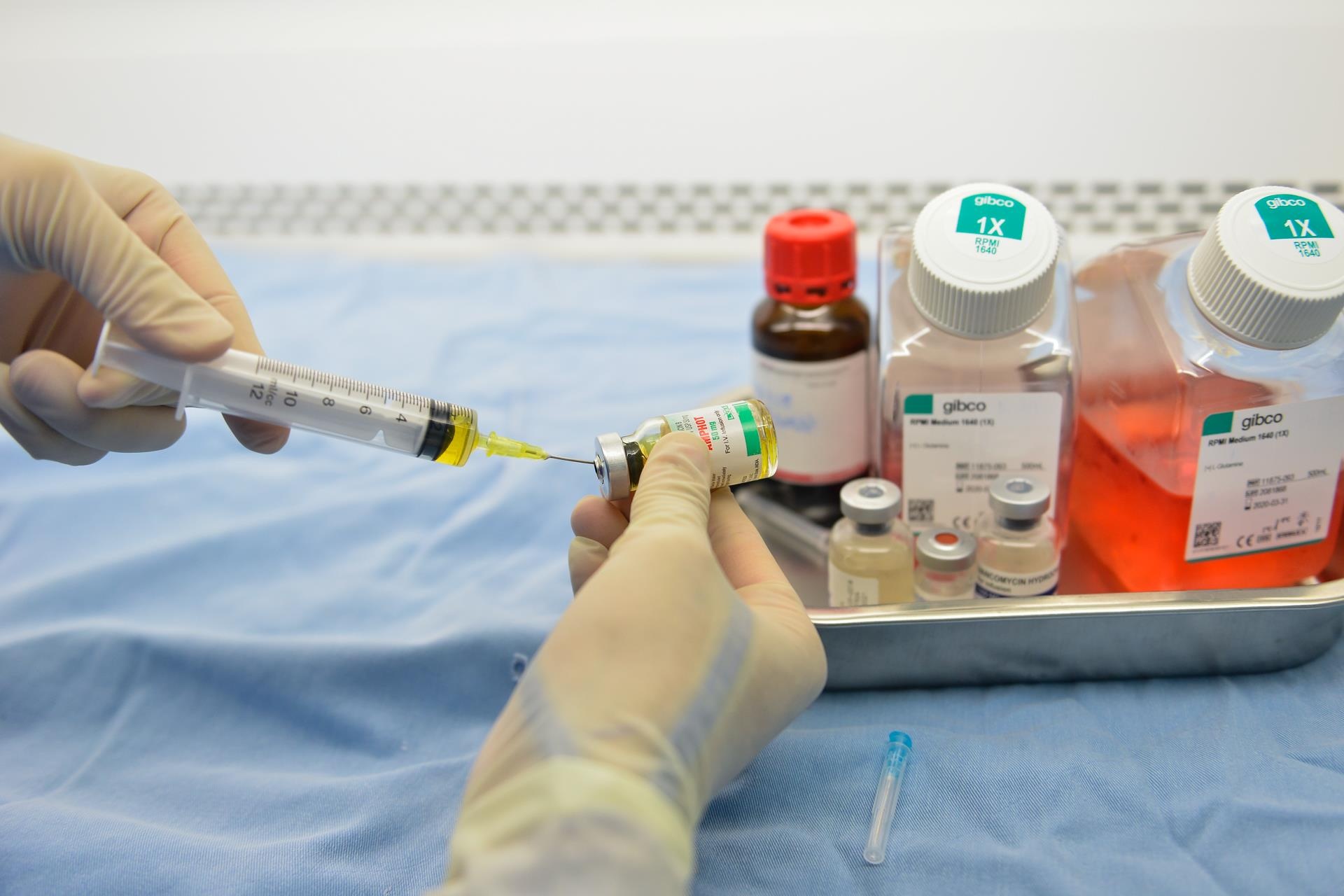 Ben trong ngan hang mo anh 4