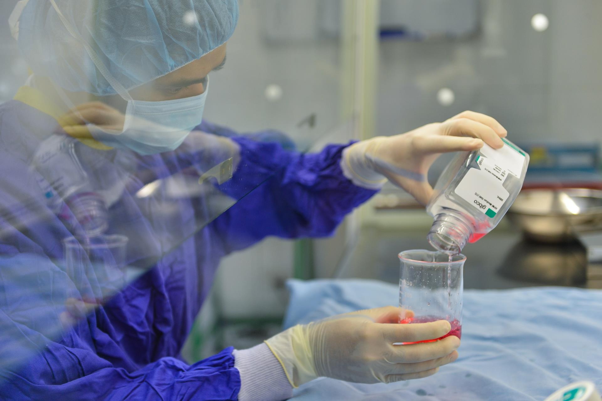 Ben trong ngan hang mo anh 5