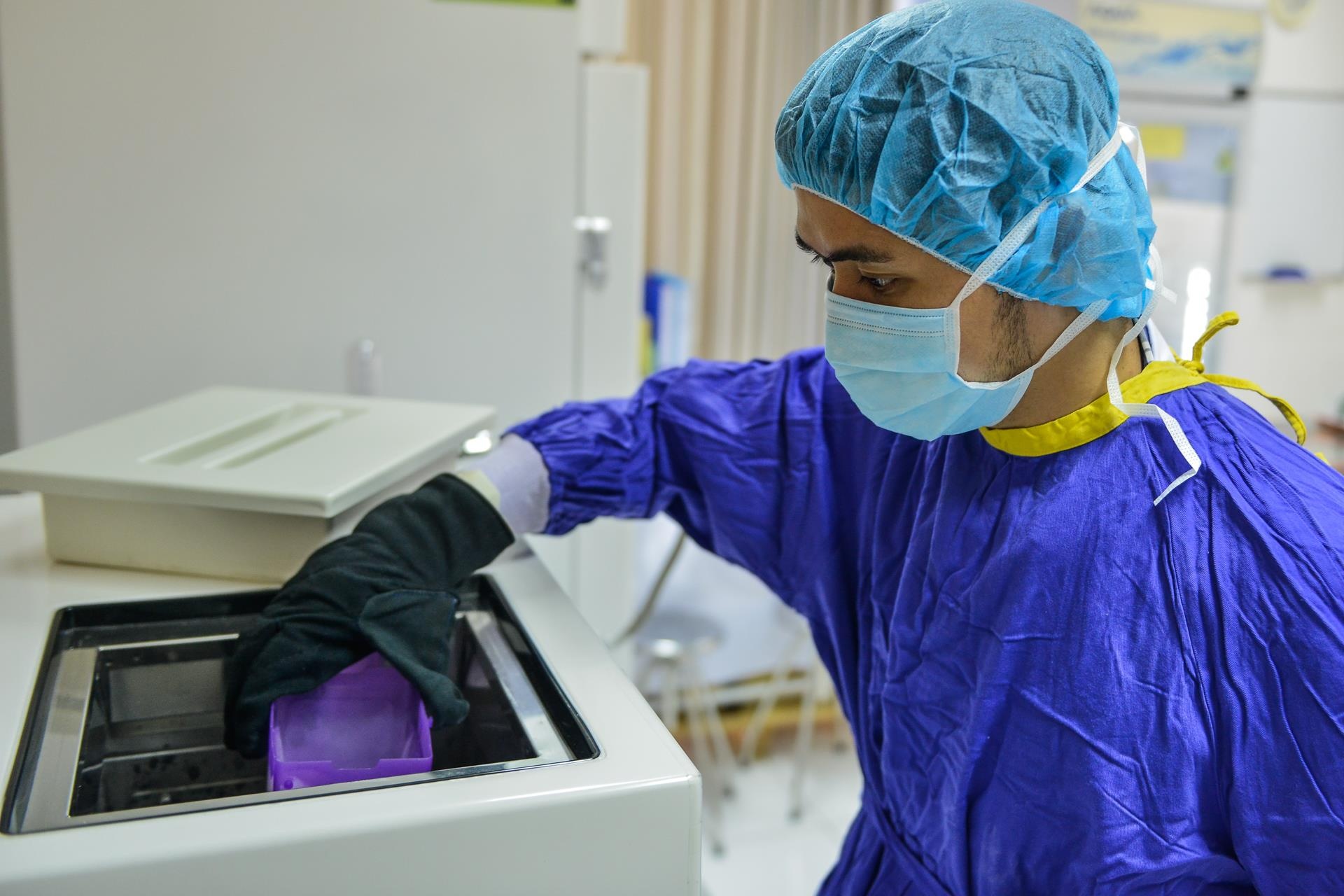 Ben trong ngan hang mo anh 7