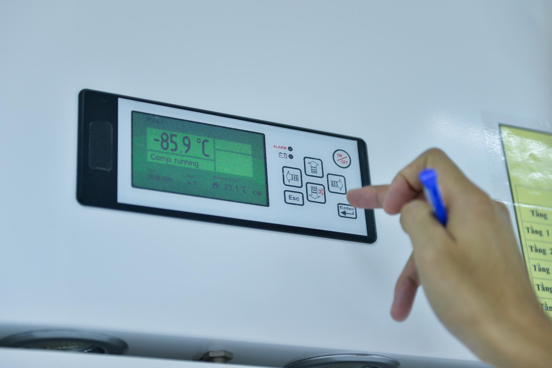 Ben trong ngan hang mo anh 8