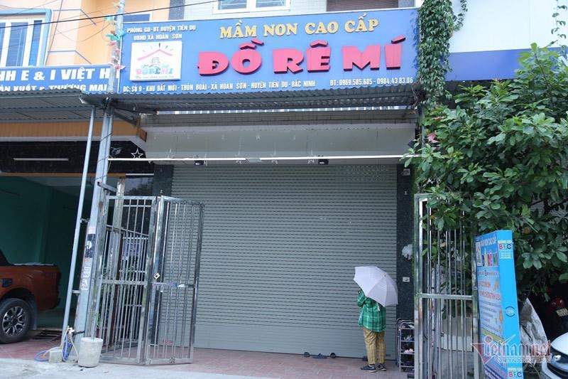 Be trai 3 tuoi bi bo quen tren xe dua don o Bac Ninh xuat vien hinh anh