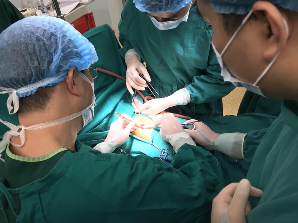 Mac benh tu trong bung me, con chao doi voi qua than nhu chum nho hinh anh