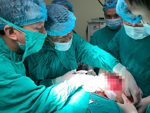 Nguoi phu nu mang khoi u hon 3 kg tren co suot 20 nam hinh anh