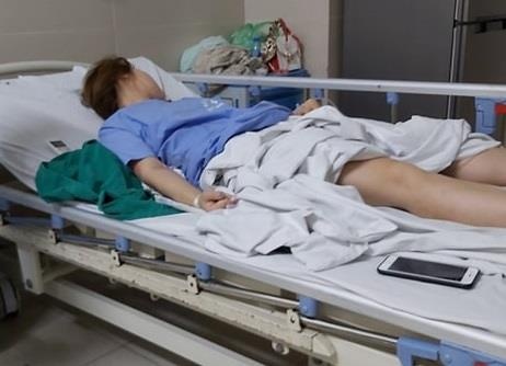 Co gai co giat sau khi hut mo, bom nguc tai tham my vien hinh anh