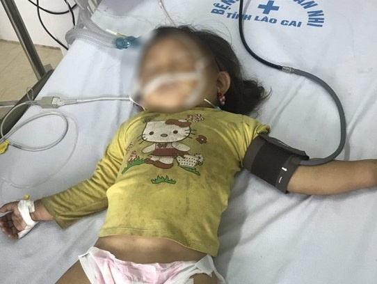 Be 3 tuoi bi ong dot tren duong di hoc ve hinh anh