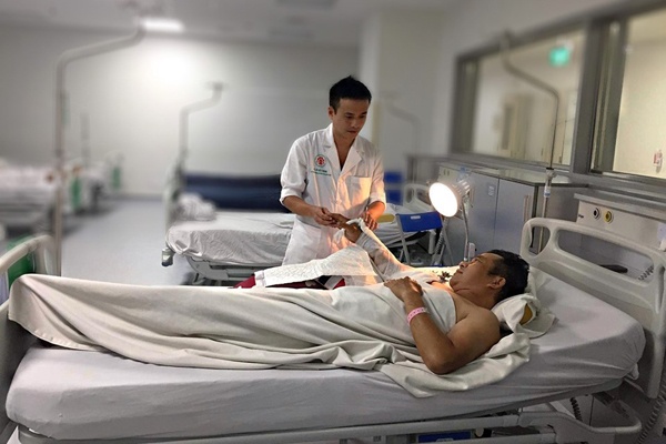 Canh tay dut lia khoi co the nhieu gio van song lai hinh anh
