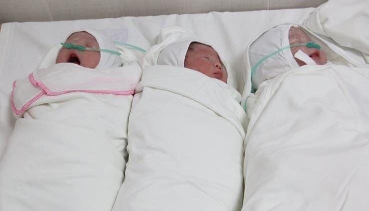 Nguoi phu nu mang tam thai, sinh 3 con khoe manh hinh anh