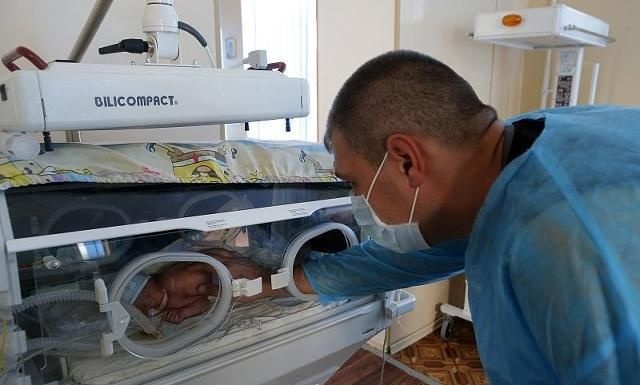 Thai nhi 43 tuan suyt mat mang vi ba noi khong cho sinh mo hinh anh